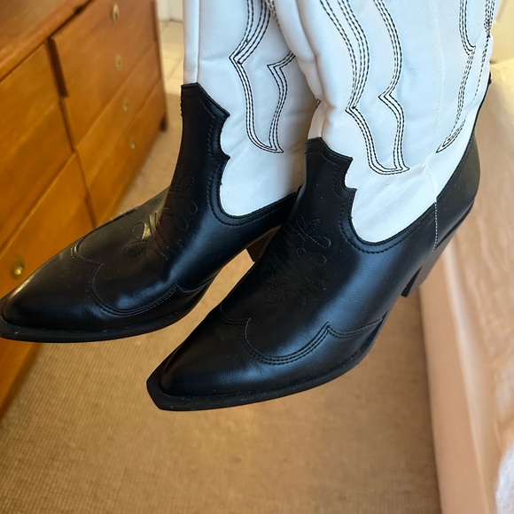 Stylish Black and White Cowboy Boots - Picture 3 of 4